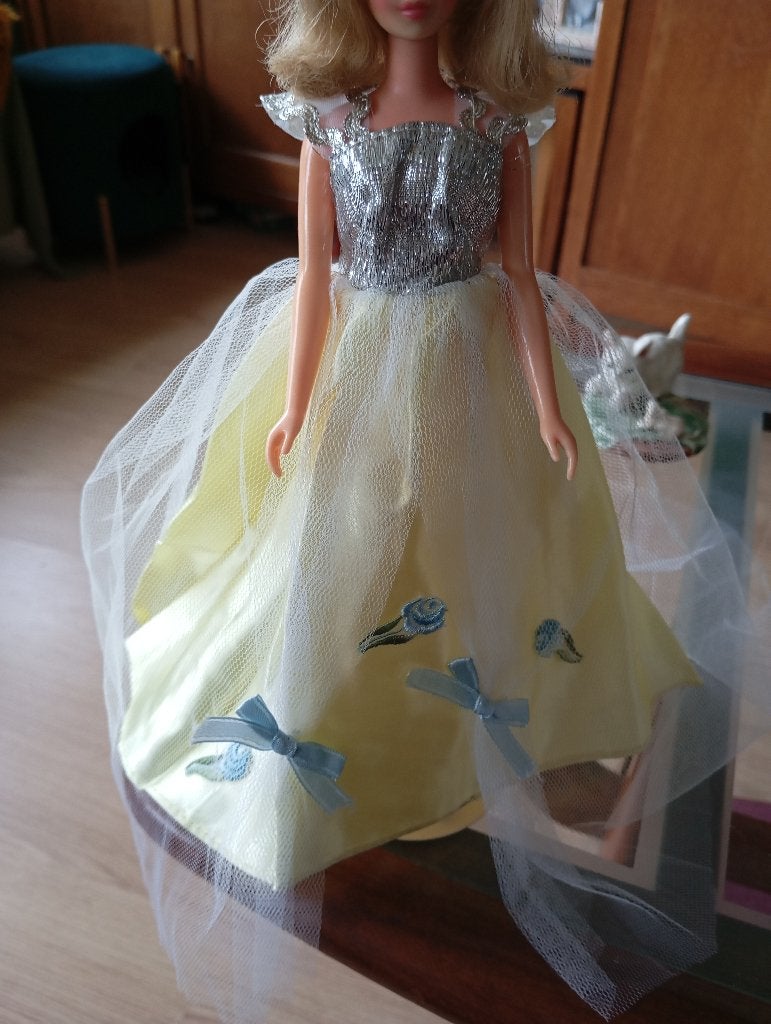 Barbie Cinderella jurk, Ophalen of Verzenden, Zo goed als nieuw, Kleertjes