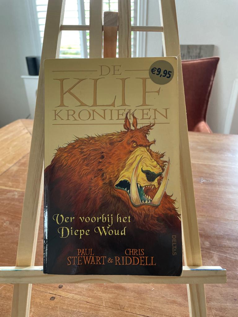 De Klifkronieken: Ver voorbij het Diepe Woud, Ophalen of Verzenden, Zo goed als nieuw