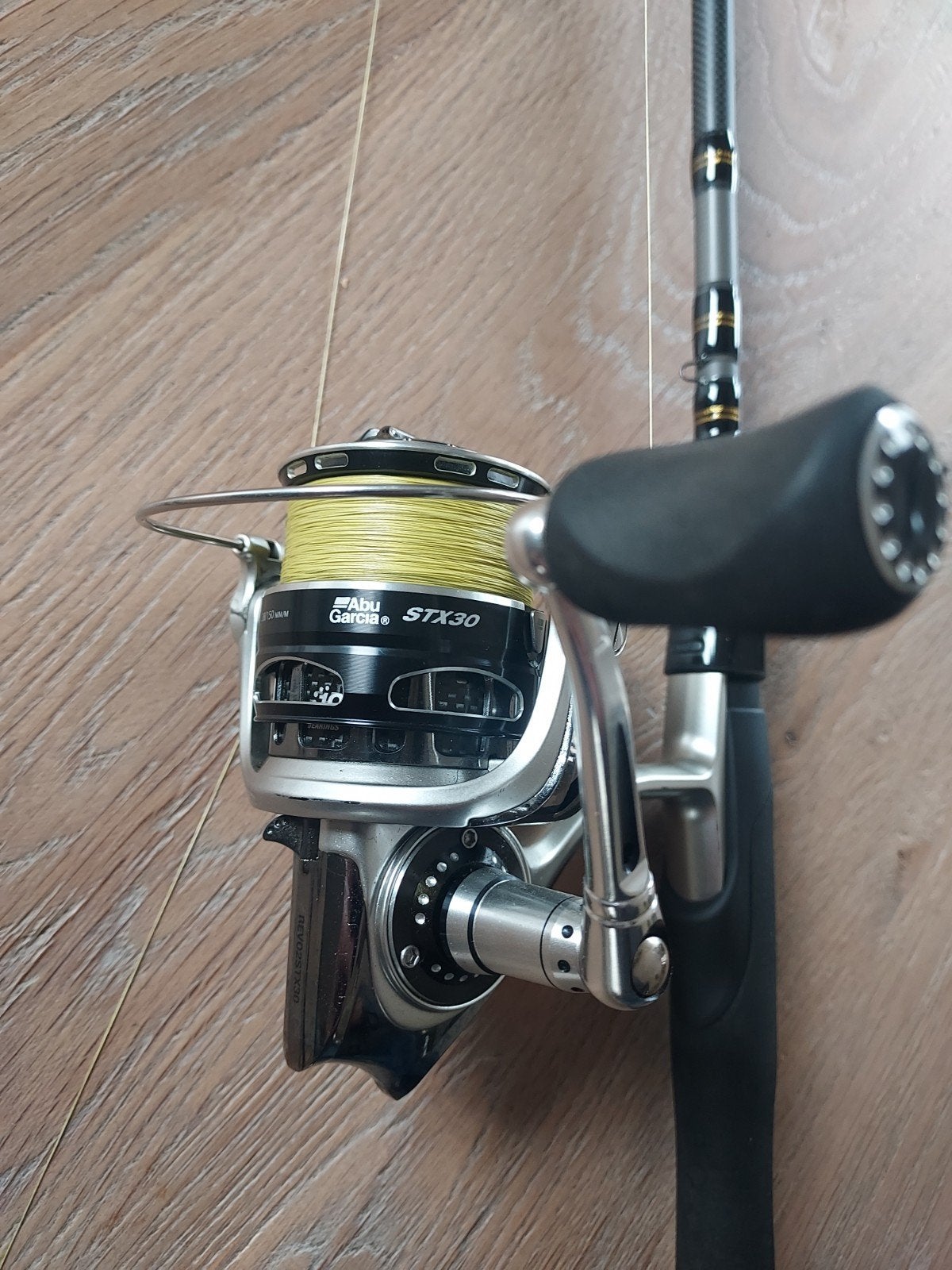 Abu Garcia Mass Beat II 9'0" * 8/28gr hengel met Revo STX30, Watersport en Boten, Ophalen, Molen