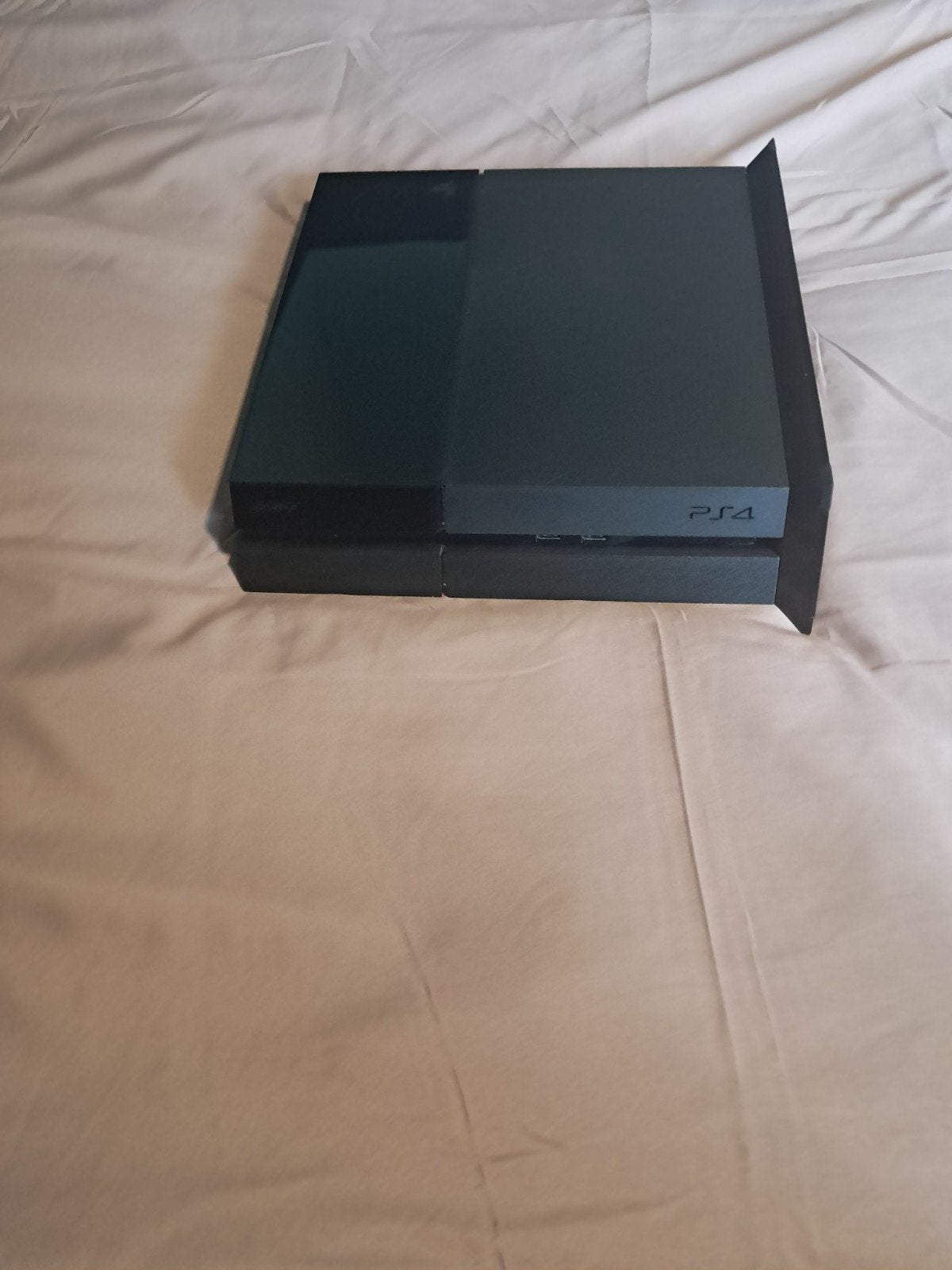 Foto 3 van ps4 met gam en een standaart