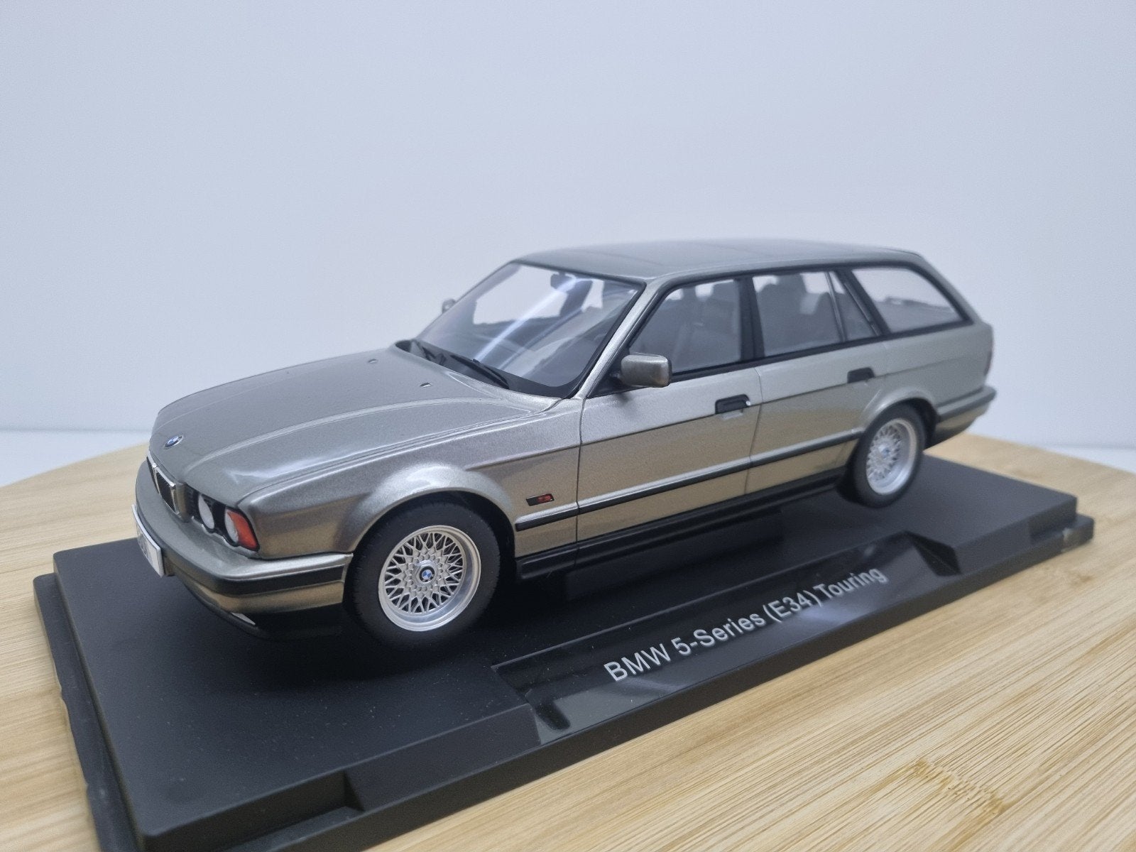 MCG BMW 5-serie Touring E34 Zilver Metallic 1:18, Hobby en Vrije tijd, Modelauto's | 1:18, Overige merken, C, Nieuw, Ophalen of Verzenden