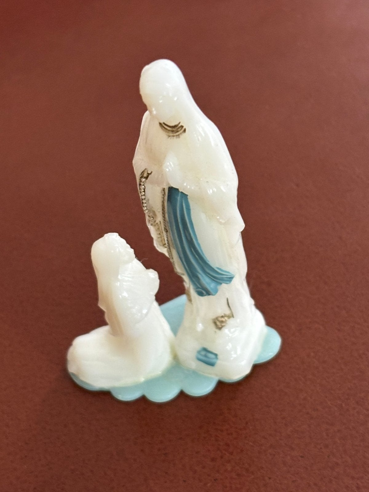 Vintage Mariabeeldje met knielende figuur, Ophalen of Verzenden