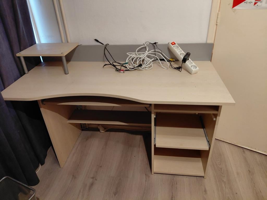 Mooi ruim bureau te koop, Ophalen, Zo goed als nieuw