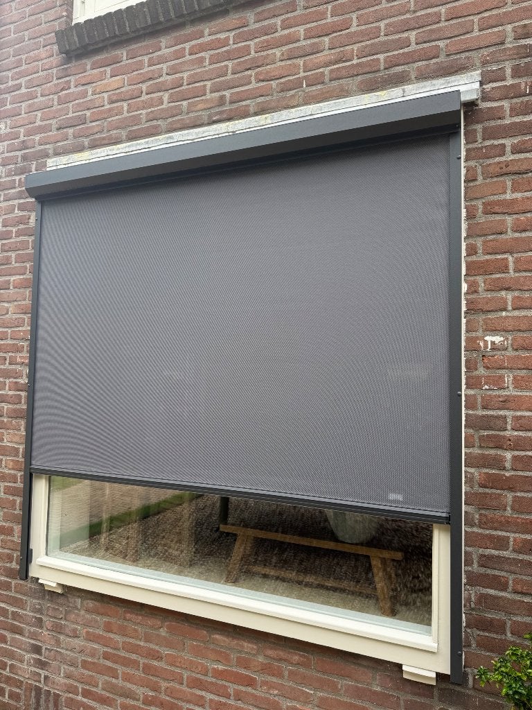 Somfy Zipscreen 95 windvast antraciet met afstandsbediening, Tuin en Terras, Zonneschermen, Ophalen, 150 tot 300 cm, Screen, Minder dan 250 cm