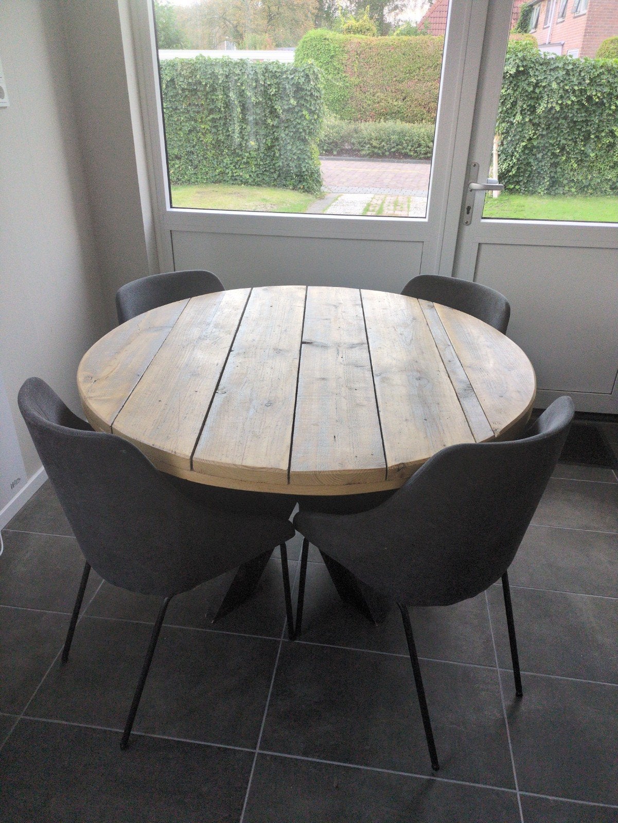 Ronde eettafel met houten blad en 4 stoelen