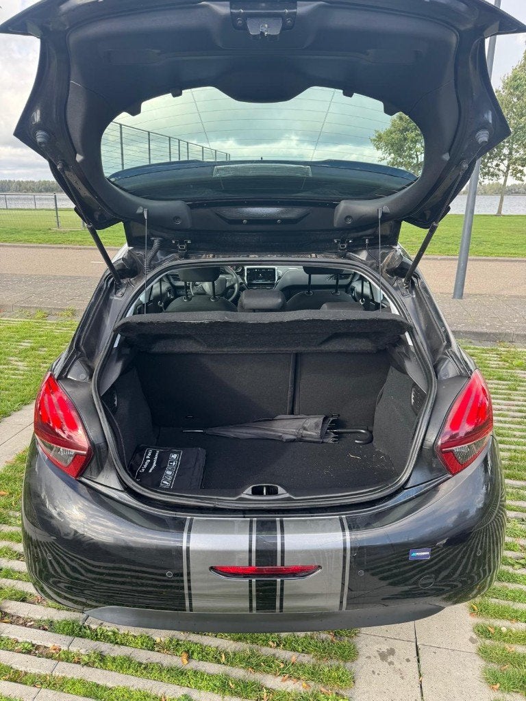 Peugeot 208, 1.2 Puretech 82pk 2019, Zwart, Voorwielaandrijving, 83 pk, Stof, 40 €/maand