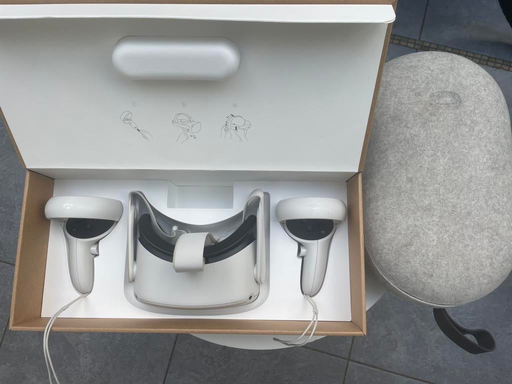 Meta Quest 2 VR-headset met controllers en draagtas, Ophalen of Verzenden, Zo goed als nieuw, VR-bril, Overige platformen