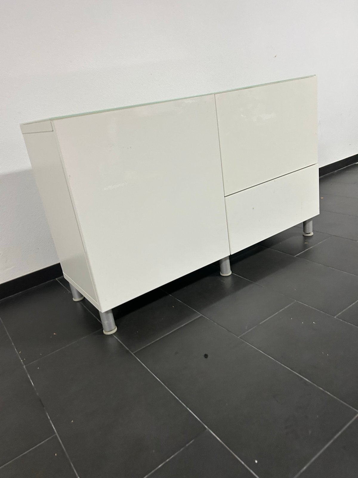 IKEA BESTÅ Tofta kast. Hoogglans wit met glazen blad, Gebruikt, 100 tot 150 cm, Ophalen of Verzenden, Met lade(s)