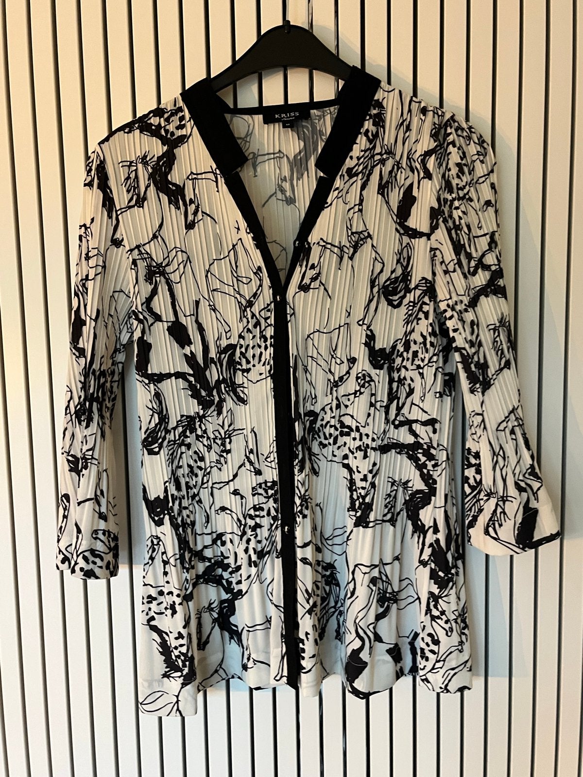 Kriss Sweden Blouse - Zwart/Wit Plissé - Maat M, Kleding | Dames, Maat 38/40 (M), Zwart, Ophalen of Verzenden, Zo goed als nieuw