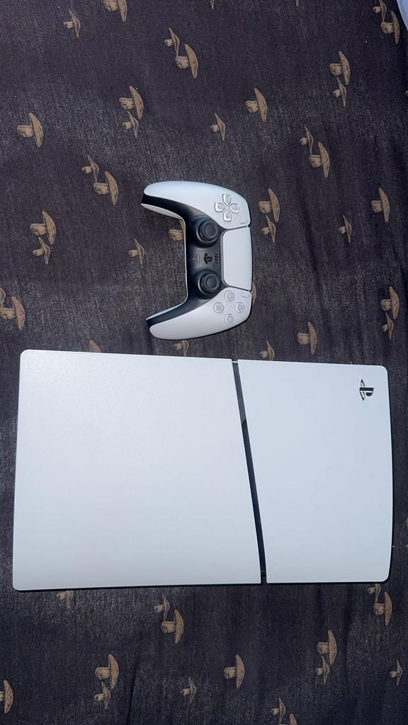 Ps5 Slim Disc 1TB 1 controller + 3 games, Spelcomputers en Games, Spelcomputers | Sony PlayStation 5, Ophalen of Verzenden, Zo goed als nieuw