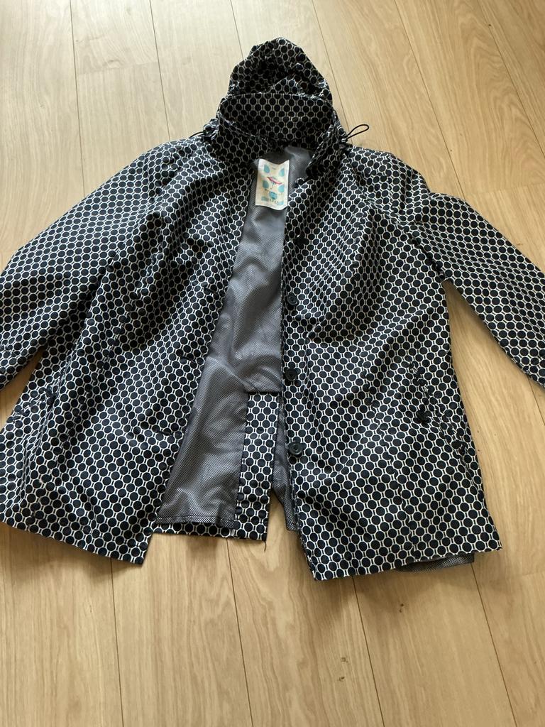Lebek. Waterdichte zwarte Regenjas met Witte Stippen, mt 50, Ophalen of Verzenden, Zo goed als nieuw, Maat 46/48 (XL) of groter
