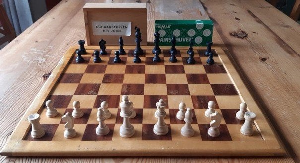Schaak- en dambord met schaakstukken en damstenen, Hobby en Vrije tijd, Gezelschapsspellen | Bordspellen, Een of twee spelers