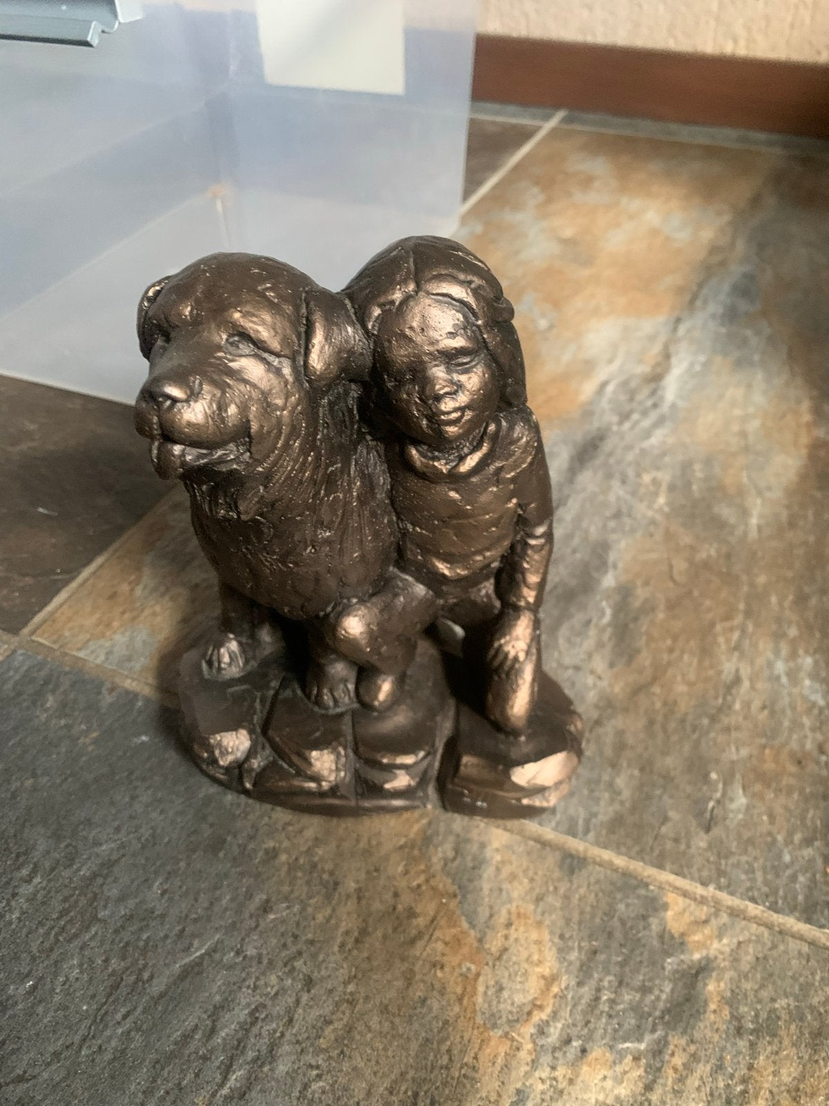 Bronzen beeldje: Meisje met hond, Ophalen of Verzenden, Gebruikt, Dier