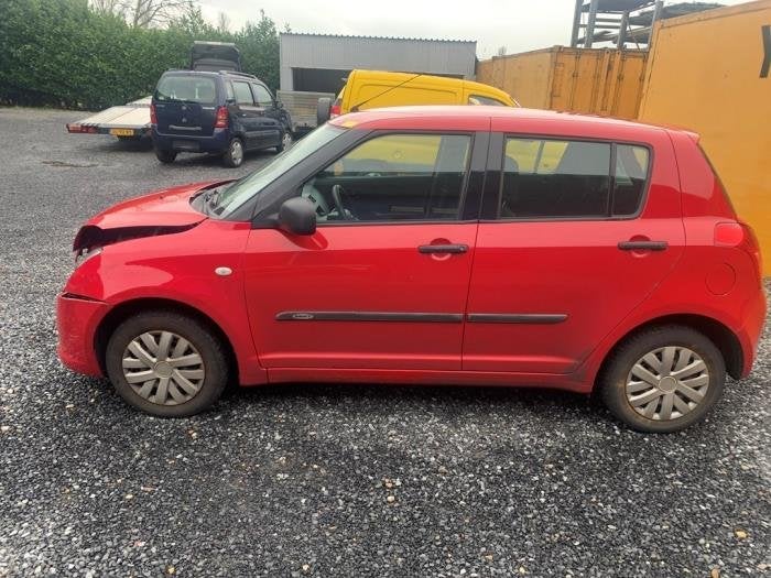 Portier 4Deurs links-voor van een Suzuki Swift (ZCF), Gebruikt, -, Deur, -