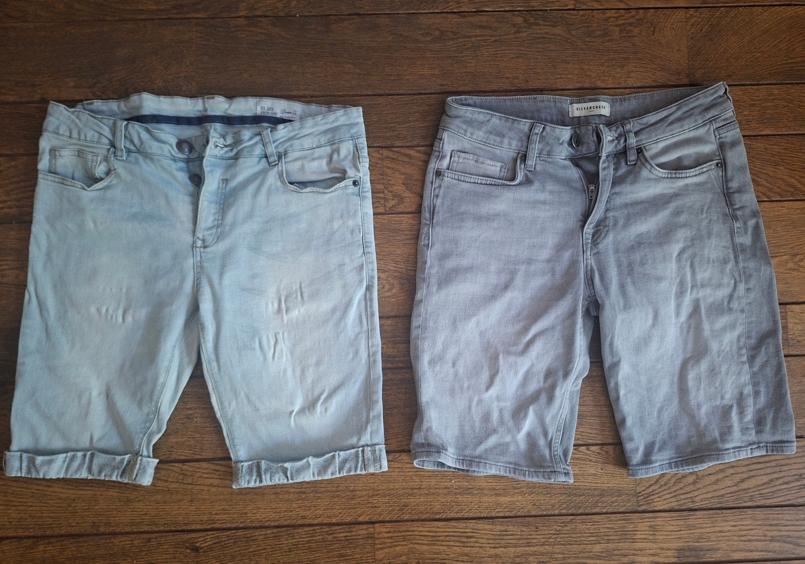 2 korte spijkerbroeken: grijs (W28) en lichtblauw (W30), Kleding | Heren, Spijkerbroeken en Jeans, Onbekend, W32 (confectie 46) of kleiner