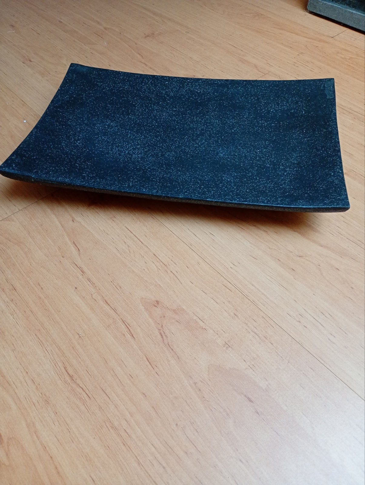 Zwarte decoratie schaal - 43 x 29 cm, Ophalen of Verzenden, Zo goed als nieuw, Rechthoekig, Steen of Aardewerk