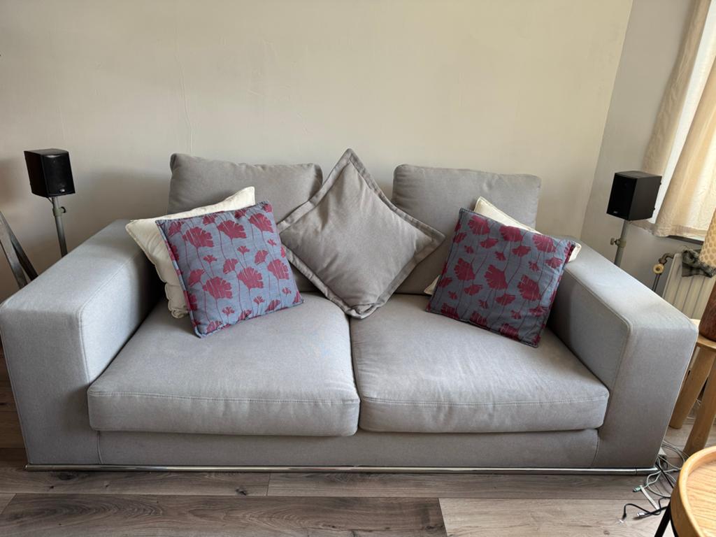 Comfortabele driezitsbank met veren kussens, lichtgrijs, Ophalen, Gebruikt, 100 tot 125 cm, Driepersoons