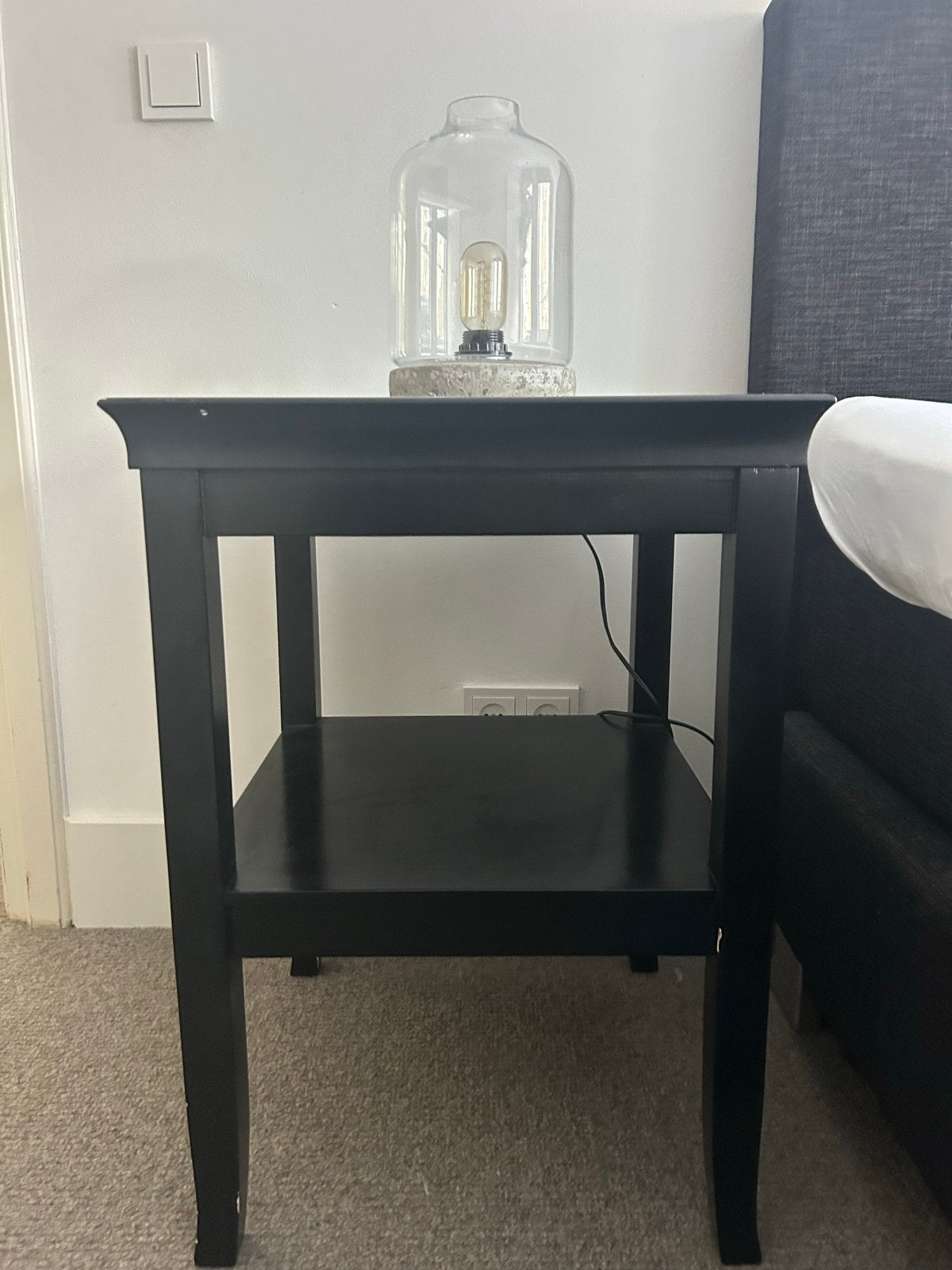 2x Zwart houten bijzettafel / nachkastje met opbergplank, Huis en Inrichting, Minder dan 55 cm, Gebruikt, Vierkant, Hout