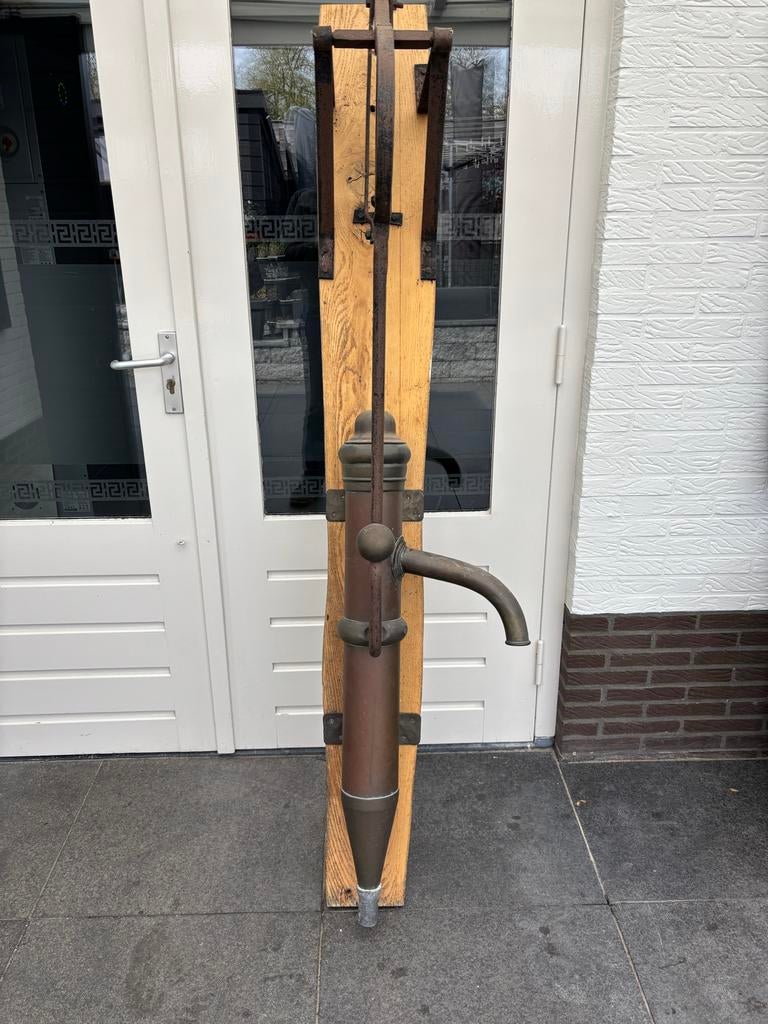 Antieke pomp, Ophalen