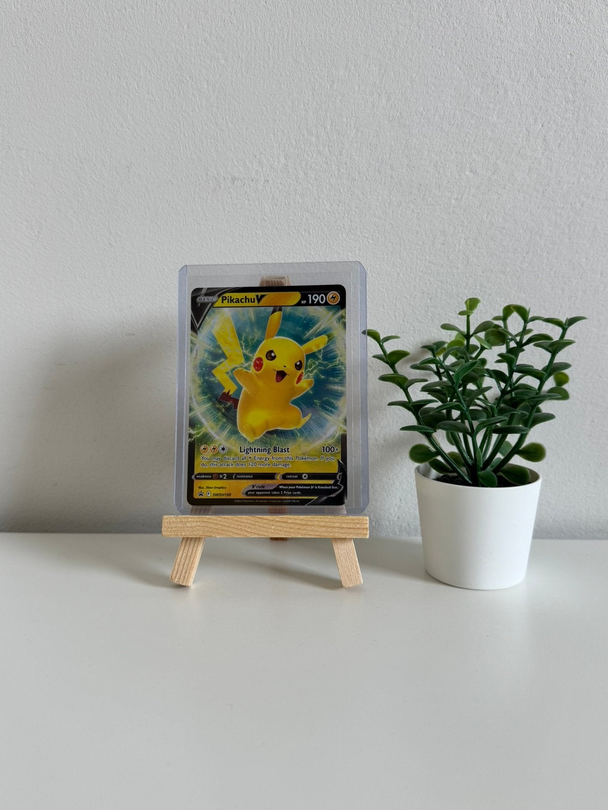 Pikachu V Pokémon kaart, Ophalen of Verzenden, Zo goed als nieuw