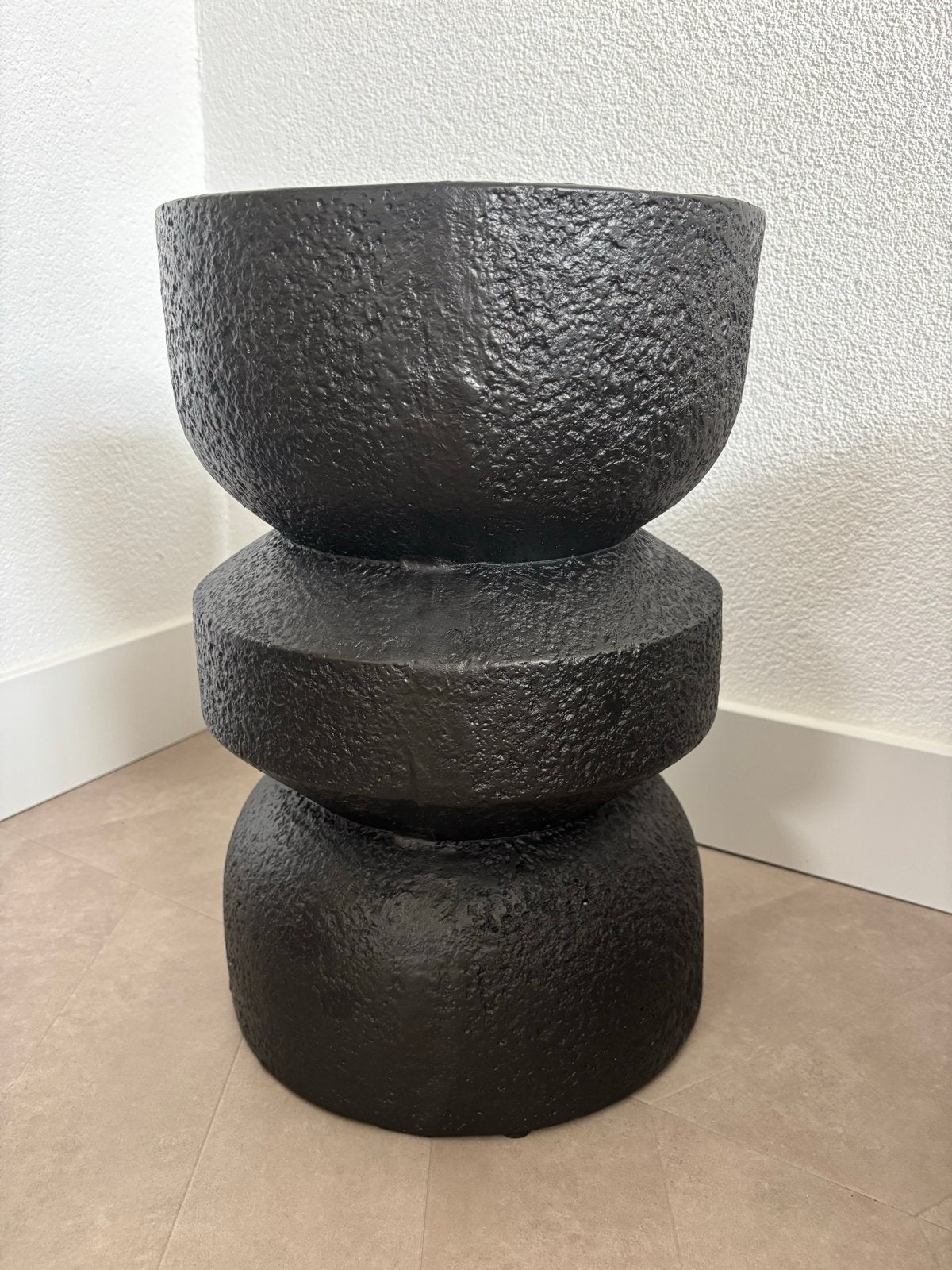 Zwarte bijzettafel/kruk met unieke textuur, Overige materialen, Minder dan 55 cm, Rond, Zo goed als nieuw