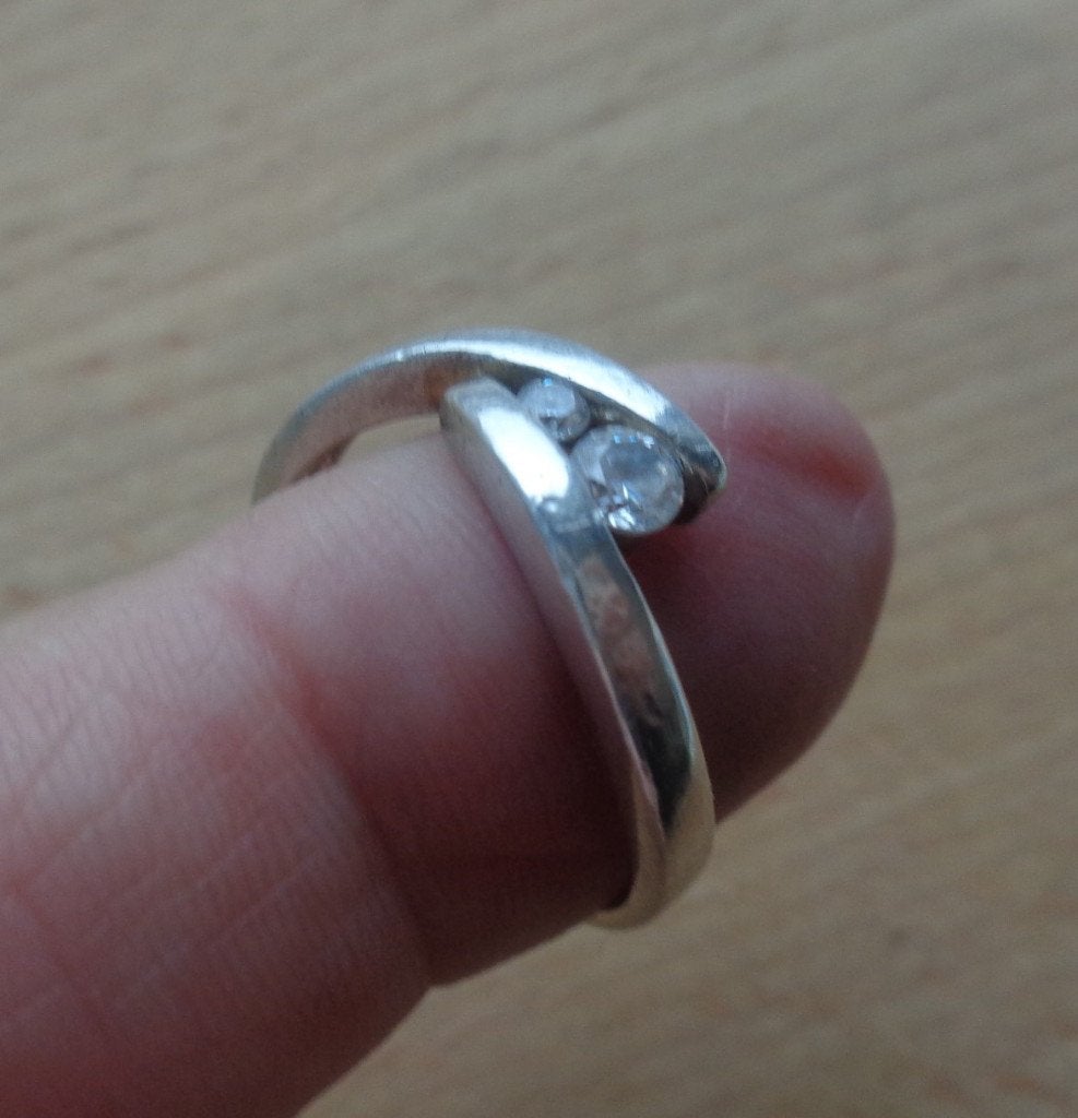 zilveren design ring met twee steentjes [922], Verzenden, Zo goed als nieuw, 17 tot 18, Dame