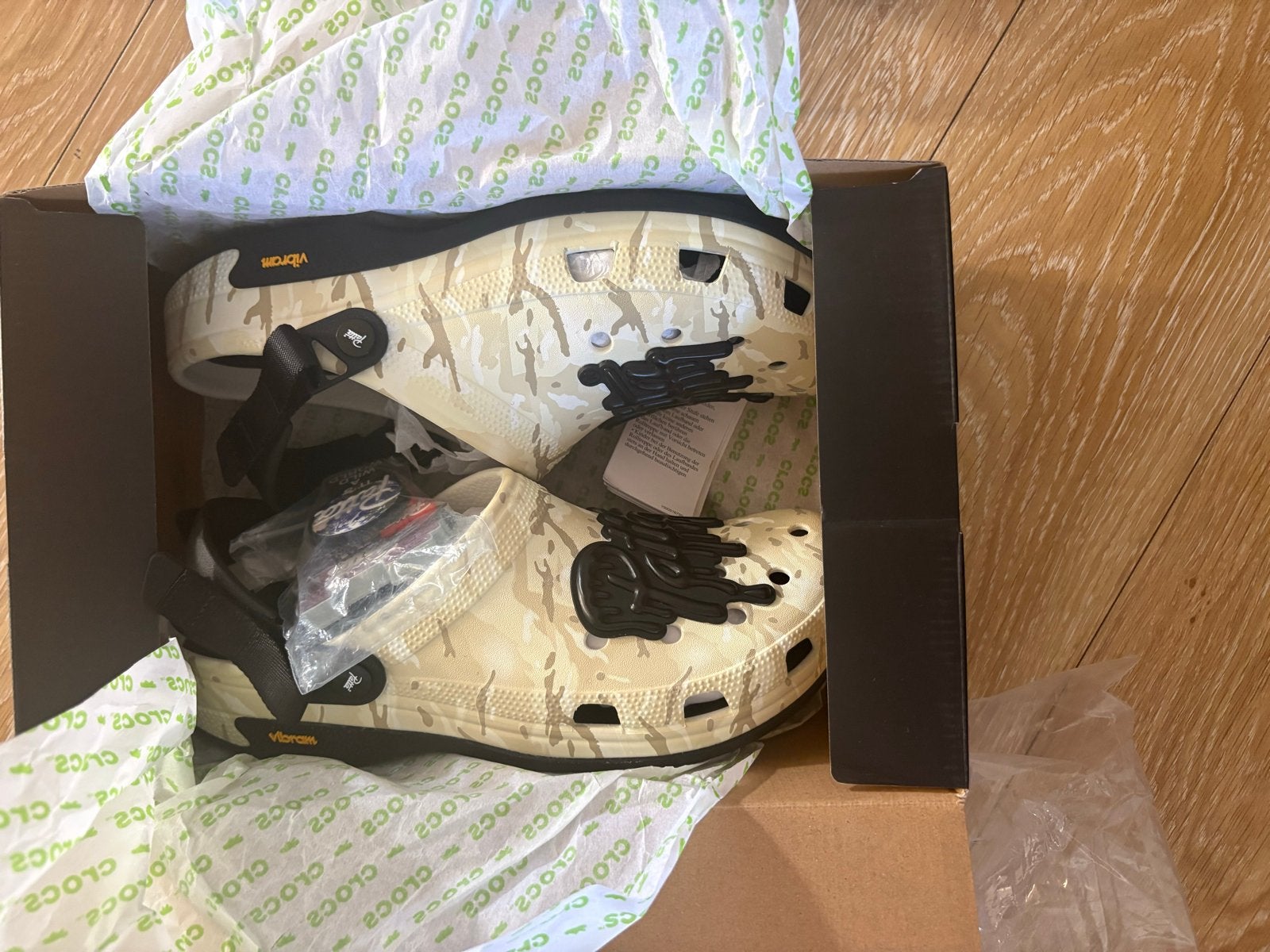 Patta x Crocs Classic Clog - Almost White Camo Maat EU 46-47, Ophalen of Verzenden, Nieuw, Wit, Slippers