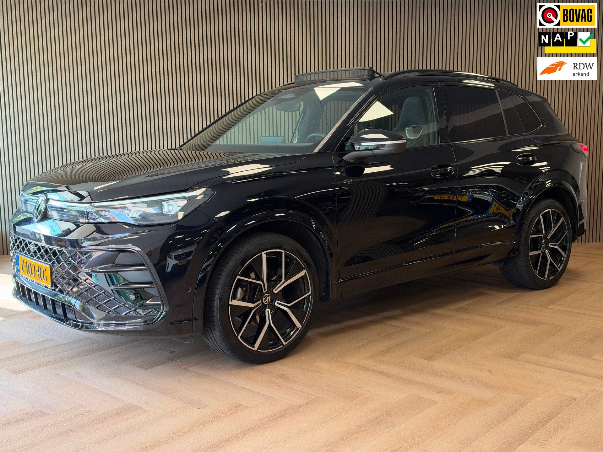 Volkswagen Tiguan 1.5 eTSI R-Line Business DSG PANO NAVI 360, Auto's, Dealer onderhouden, Euro 6, 4 cilinders, Leder en Stof