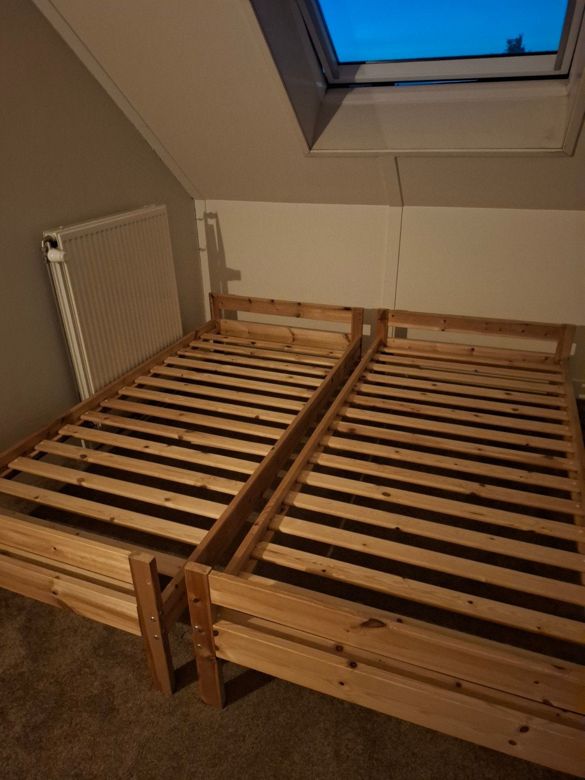 2 eenpersoonsbedden van hout - GRATIS AF TE HALEN, Ophalen, Gebruikt, 90 cm, Eenpersoons