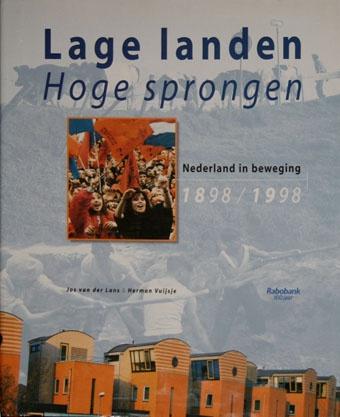 Lage landen, Hoge sprongen,Nederland in beweging 1898/1998 , Boeken, Ophalen of Verzenden, Zo goed als nieuw
