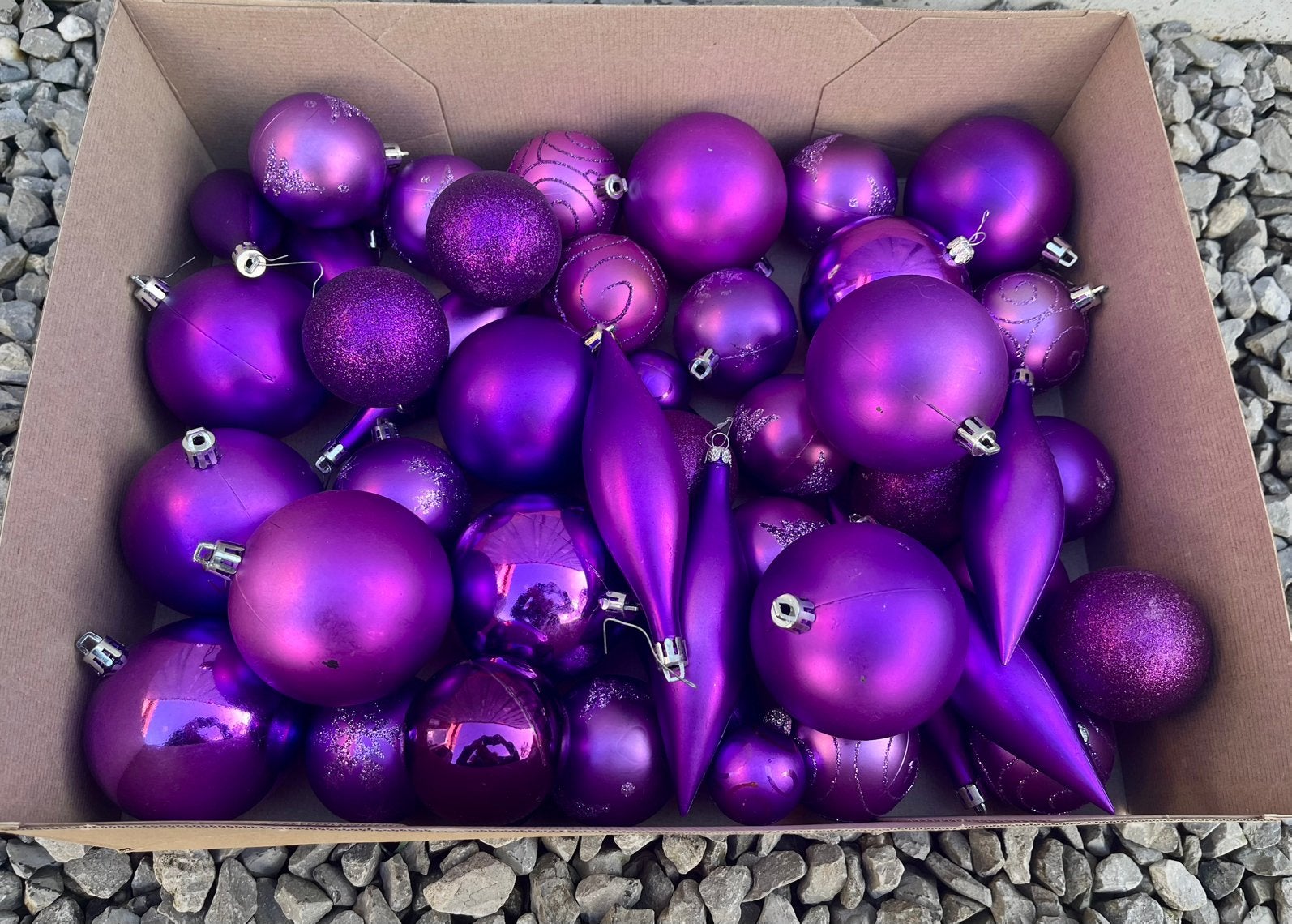 +/- 50 kunststof kerstballen paars glitter en mat, Ophalen of Verzenden