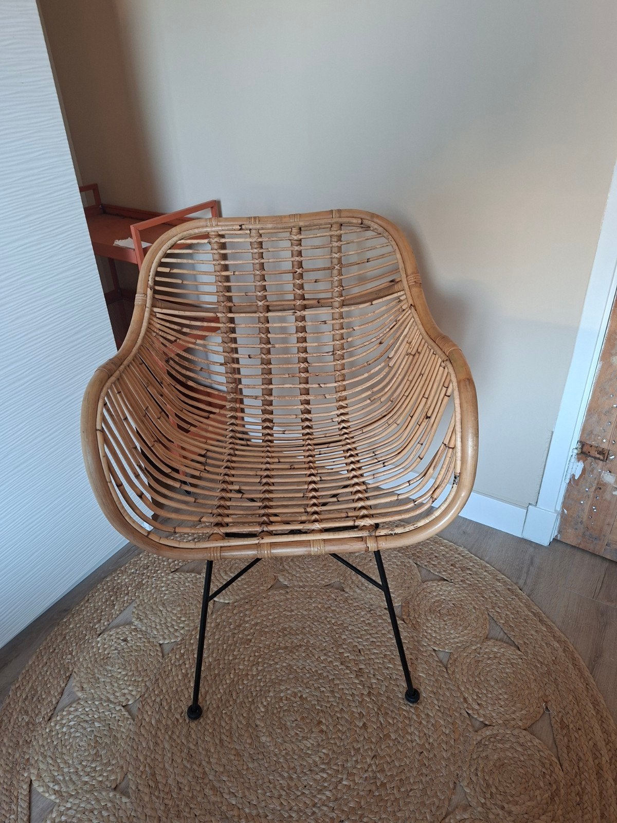 Rotan stoel met zwarte poten, Ophalen, Bruin, Riet of Rotan, Zo goed als nieuw