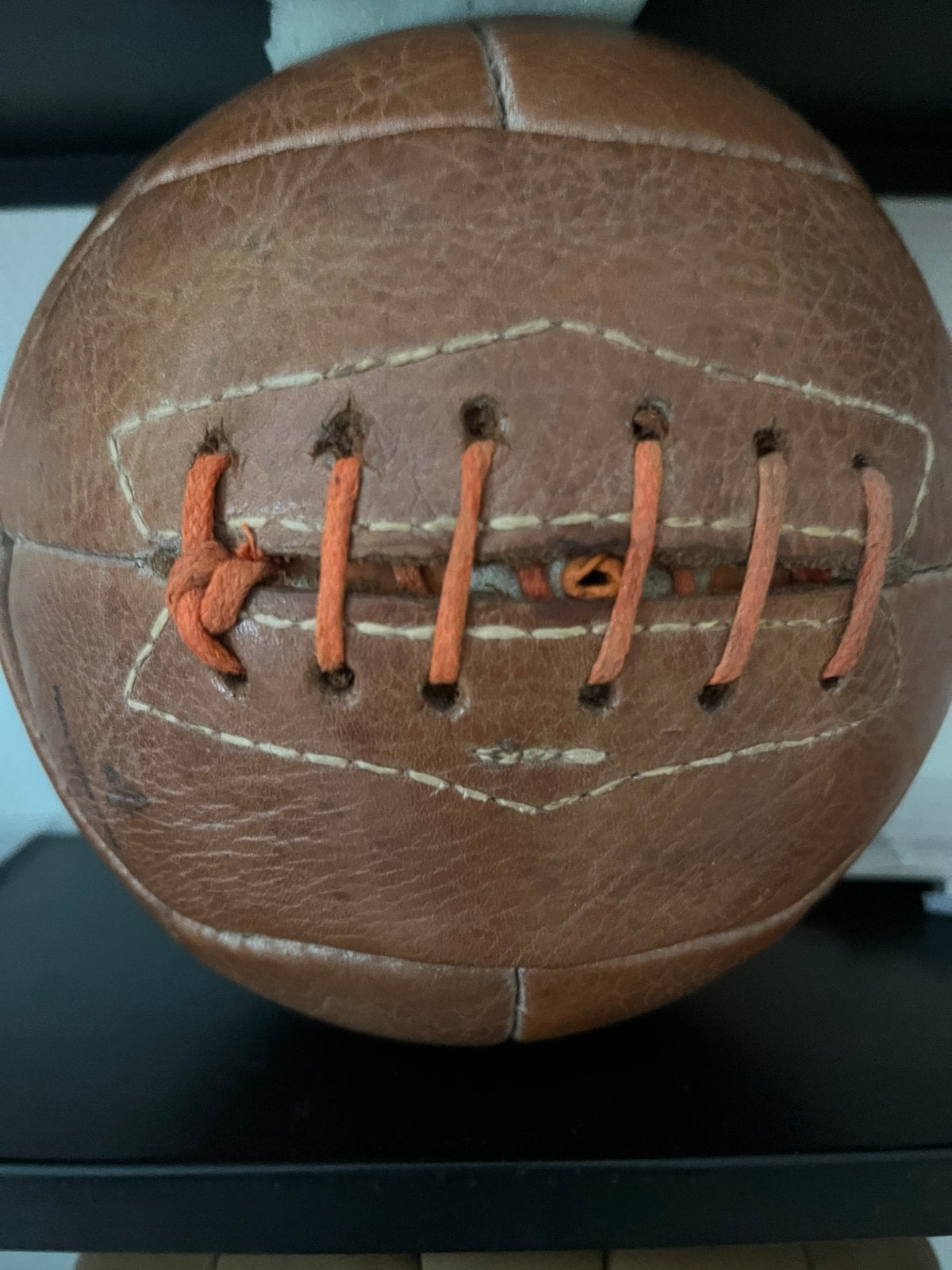 Antieke voetbal origineel, Ophalen of Verzenden, Zo goed als nieuw, Rechthoekig, Hout