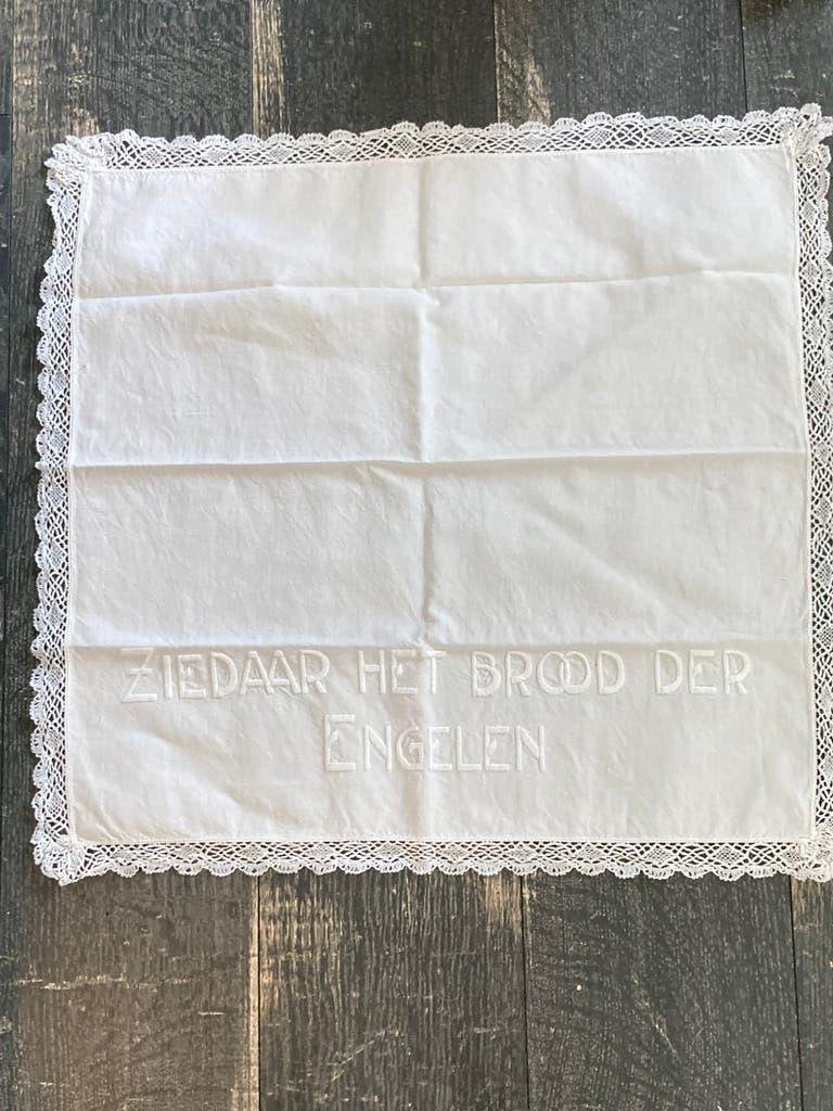 Kanten kleedje geborduurd (030626), Ophalen of Verzenden