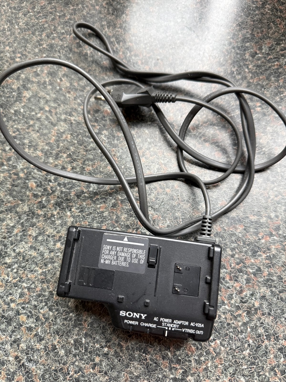 Sony AC Power Adaptor AC-V25A - Oplader voor camera, Audio, Tv en Foto, Gebruikt, Sony, Oplader, Opladen via netstroom
