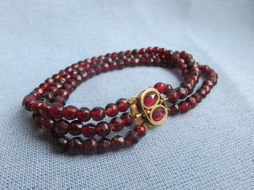 Armband met granaat kralen en 14 karaat slot - 20e eeuw, Sieraden, Tassen en Uiterlijk, Armbanden, Ophalen of Verzenden, Gebruikt