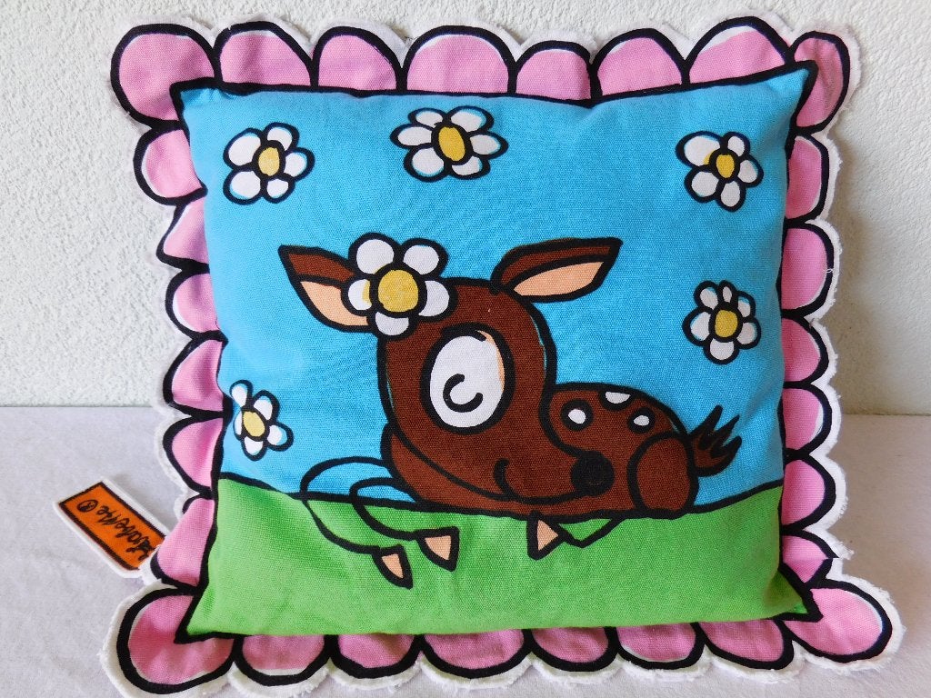 Babette Harms kussentje met hertje, 1 kant liggend, 1 kant s, Ophalen of Verzenden, Zo goed als nieuw, Overige kleuren, Vierkant