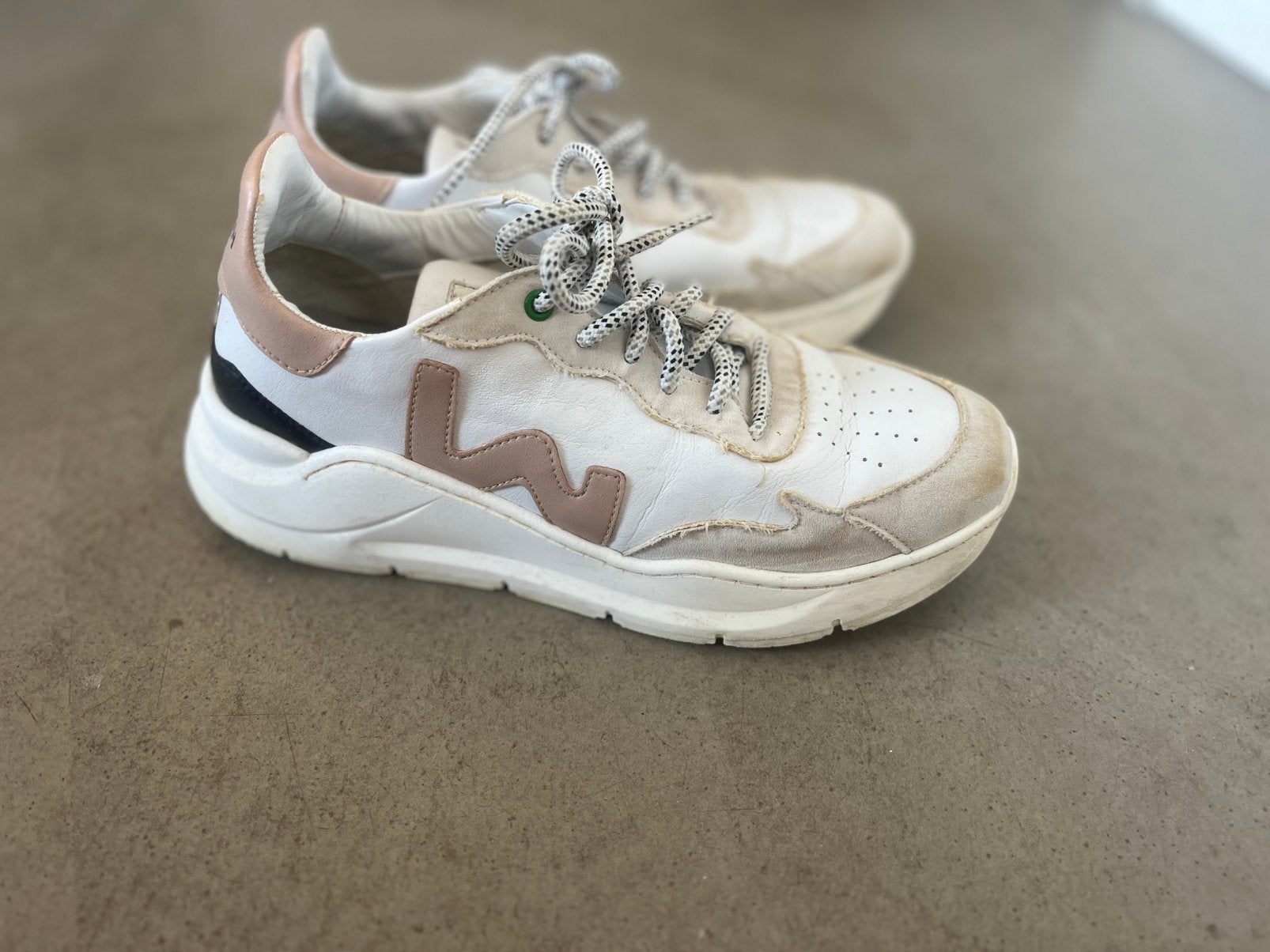 Womsh Sneakers, beige en wit, Ophalen of Verzenden, Zo goed als nieuw, Overige typen, Overige merken