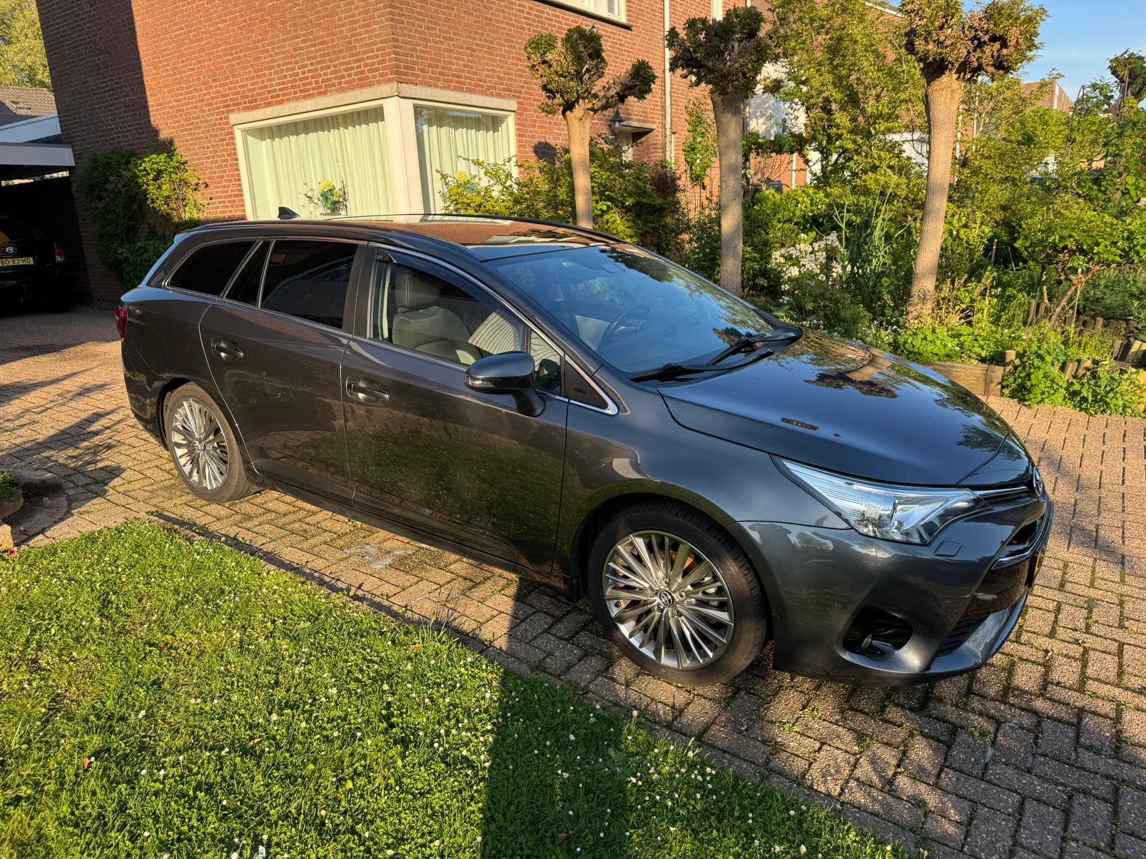 Toyota Avensis 1.8 Vvt-i Wagon 2016 Grijs, Auto's, Voorwielaandrijving, 15 km/l, Avensis, 1370 kg