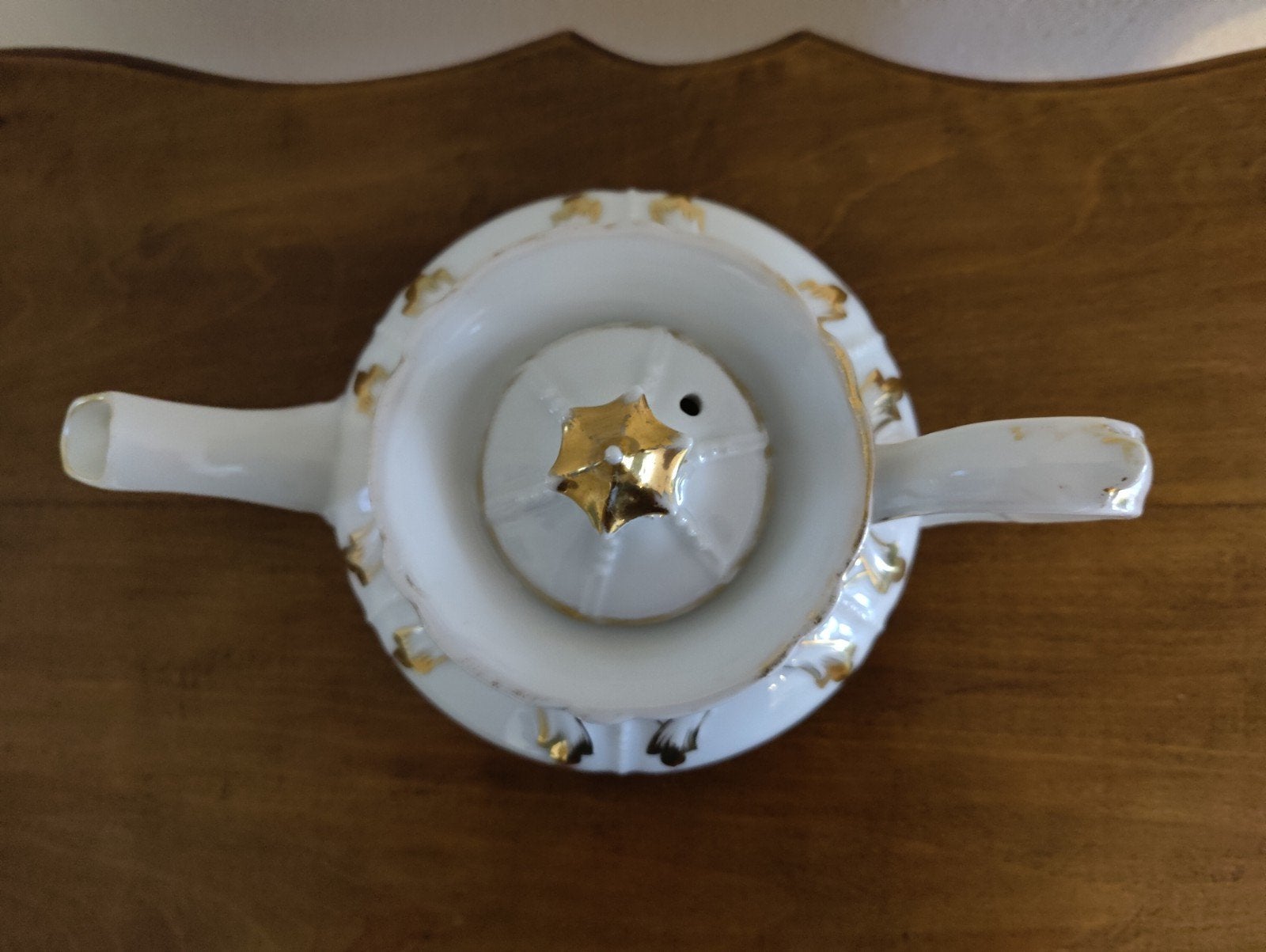 Prachtige antieke witte theepot met goudkleurige versiering, Antiek en Kunst, Verzenden