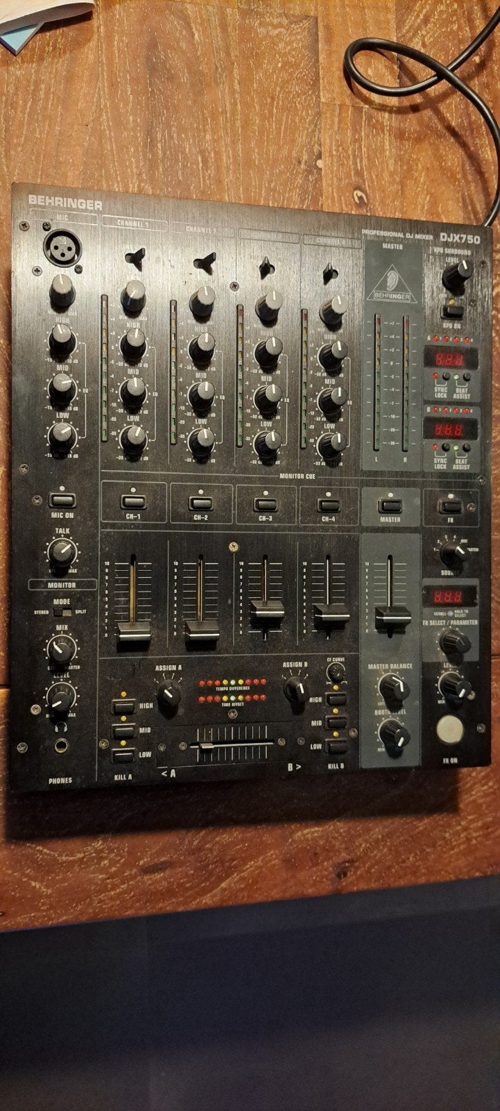 Behringer pro mixer DJX750, Ophalen of Verzenden, Zo goed als nieuw