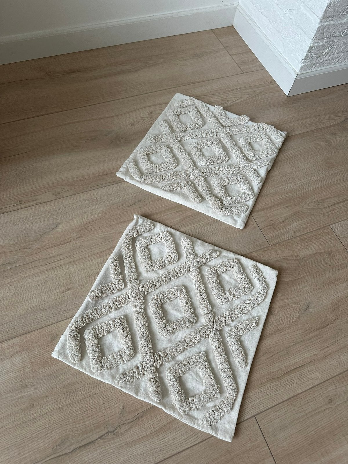 Set van 2 Crèmekleurige Kussenhoezen met Patroon, Ophalen of Verzenden, Zo goed als nieuw, Beige, Vierkant