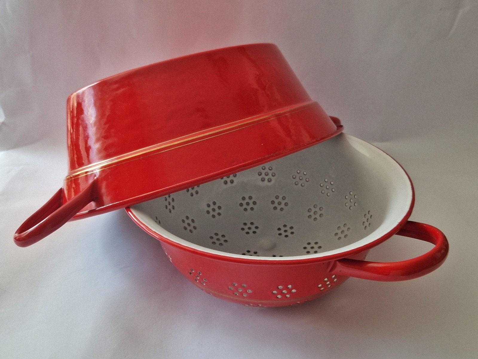Vintage set rode emaille vergiet en opvangschaal goudlijn, Verzenden