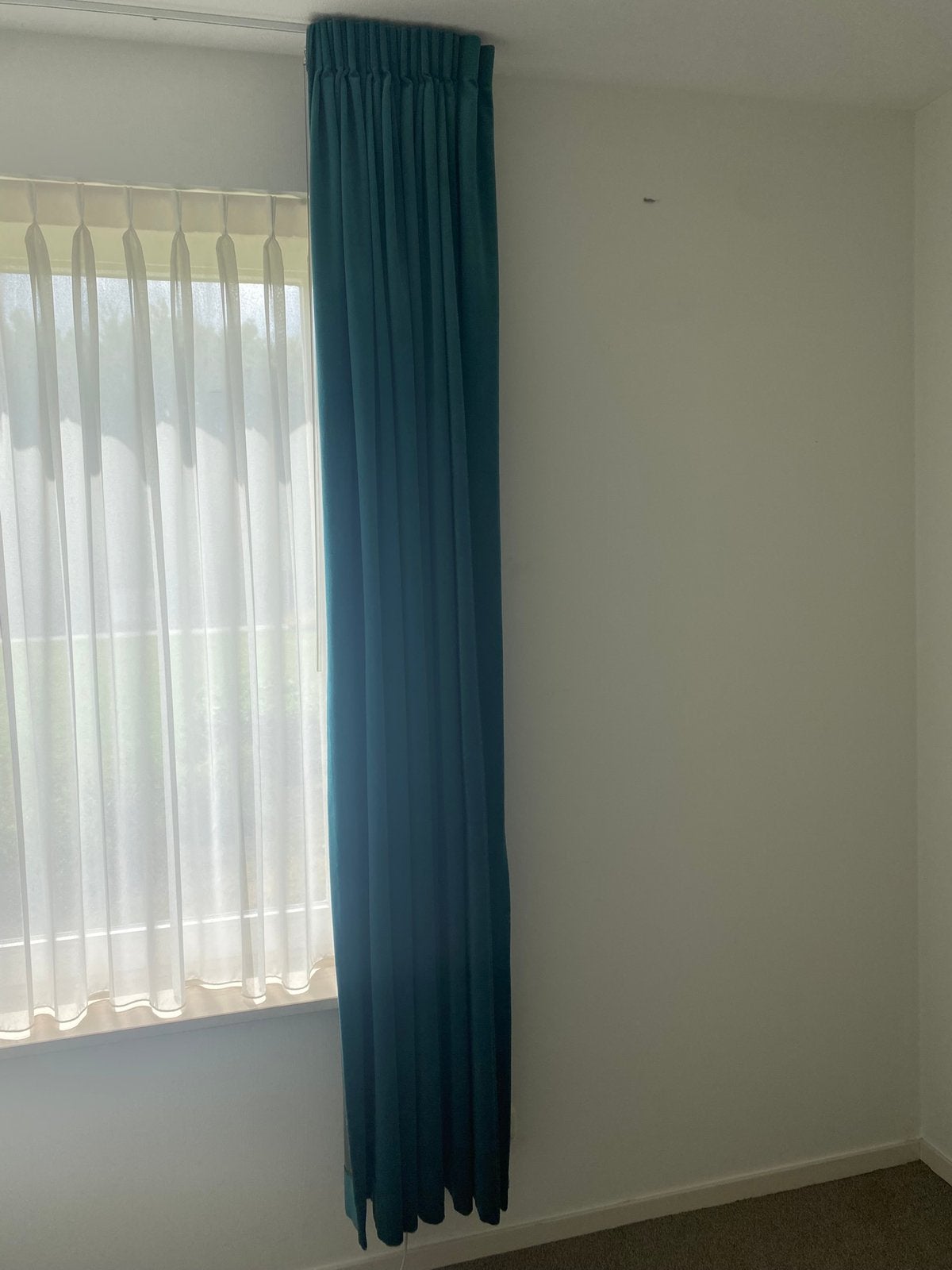 Blauw gordijn met rails, Huis en Inrichting, Ophalen, Gebruikt, Blauw, 220 cm