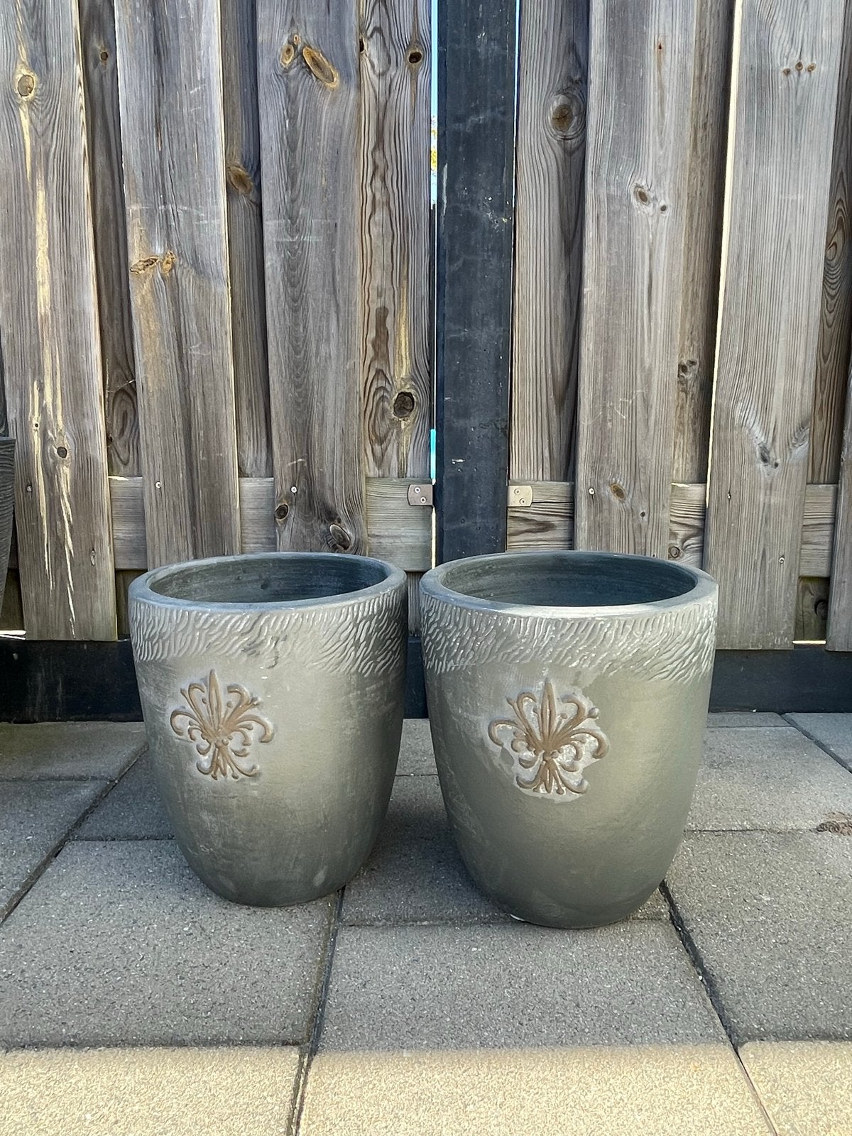 Twee grijze bloempotten van aardewerk, Gebruikt, Rond, Binnen, Minder dan 40 cm