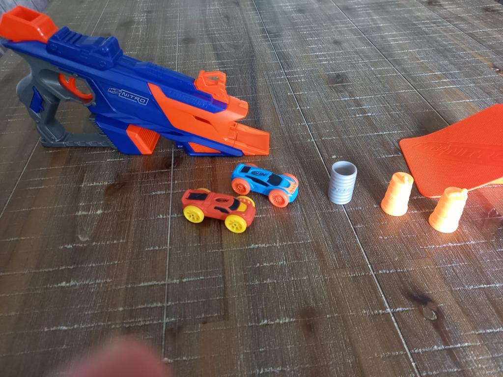Nerf Nitro speelgoedpistool met 2 auto's en accessoires, Ophalen, Gebruikt, Jongen of Meisje