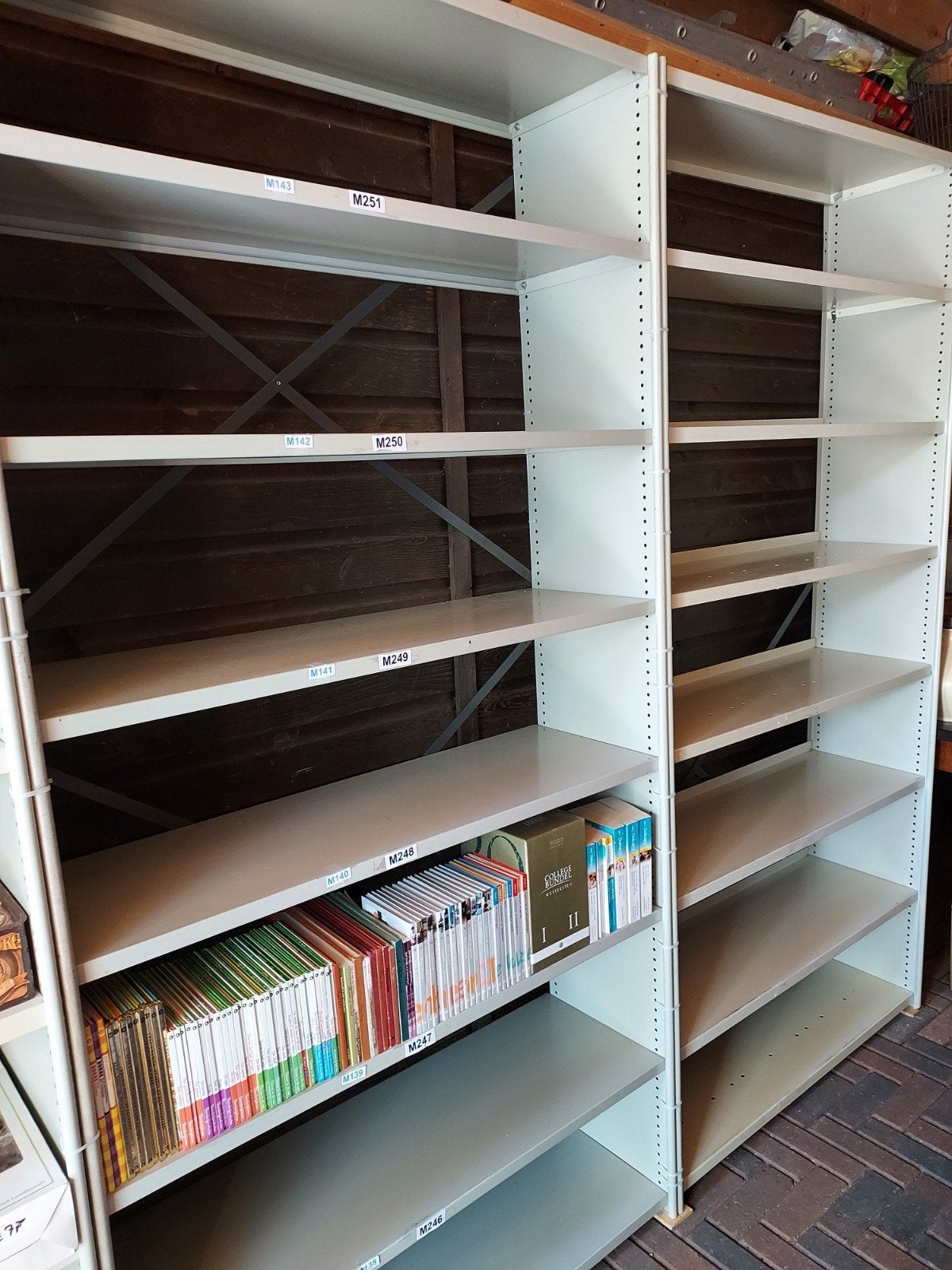 Boekenstelling  van ijzer  8 planken € 50.-, Huis en Inrichting, Ophalen