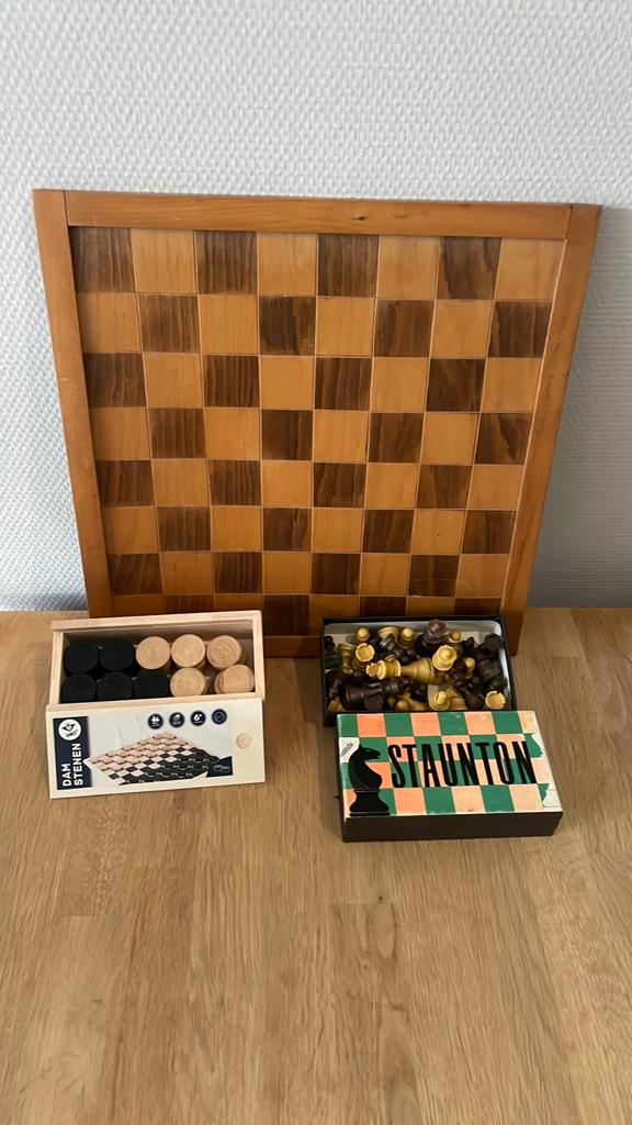 Complete dambord/ schaakbord met damstenen en schaakstukken, Een of twee spelers, Ophalen of Verzenden, Gebruikt