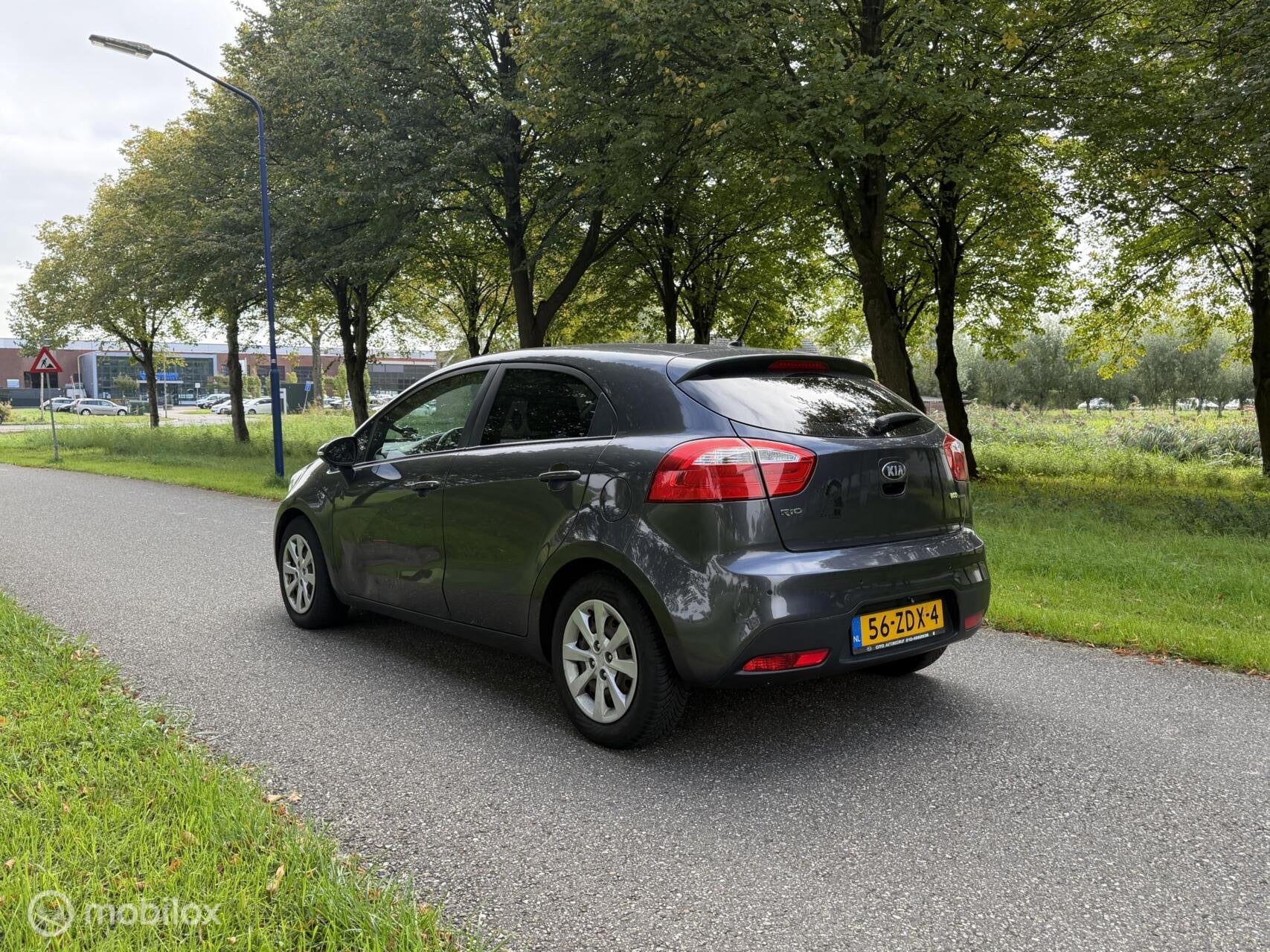 Kia Rio 1.2 CVVT Super Pack*KEYLESS*CRUISE*SCHERM*BLUETOOTH, Auto's, Euro 5, Zwart, 4 cilinders, Origineel Nederlands