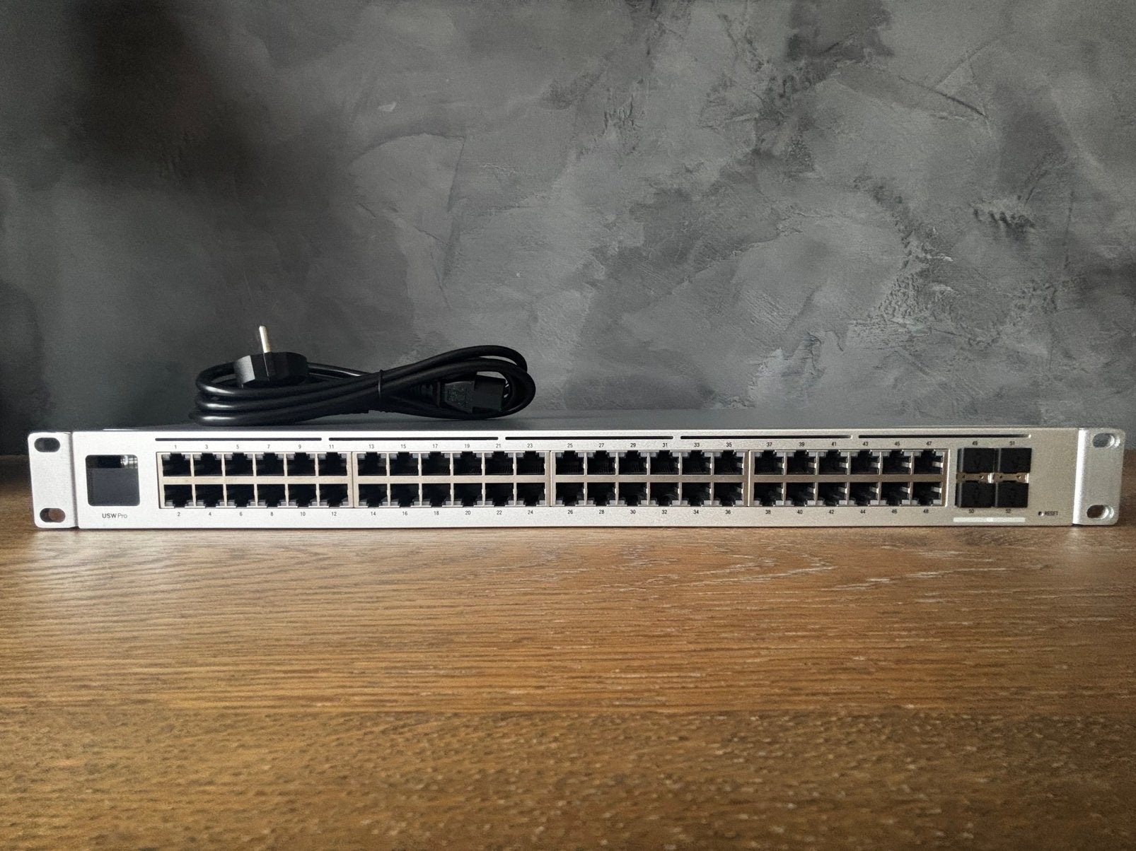 Ubiquiti Unifi 48 poorts PRO - NON POE Switch (USW-PRO-48), Computers en Software, Netwerk switches, Ophalen of Verzenden, Zo goed als nieuw